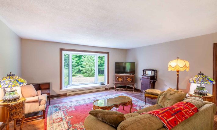 1083 Point Ideal Rd Lake of Bays living room