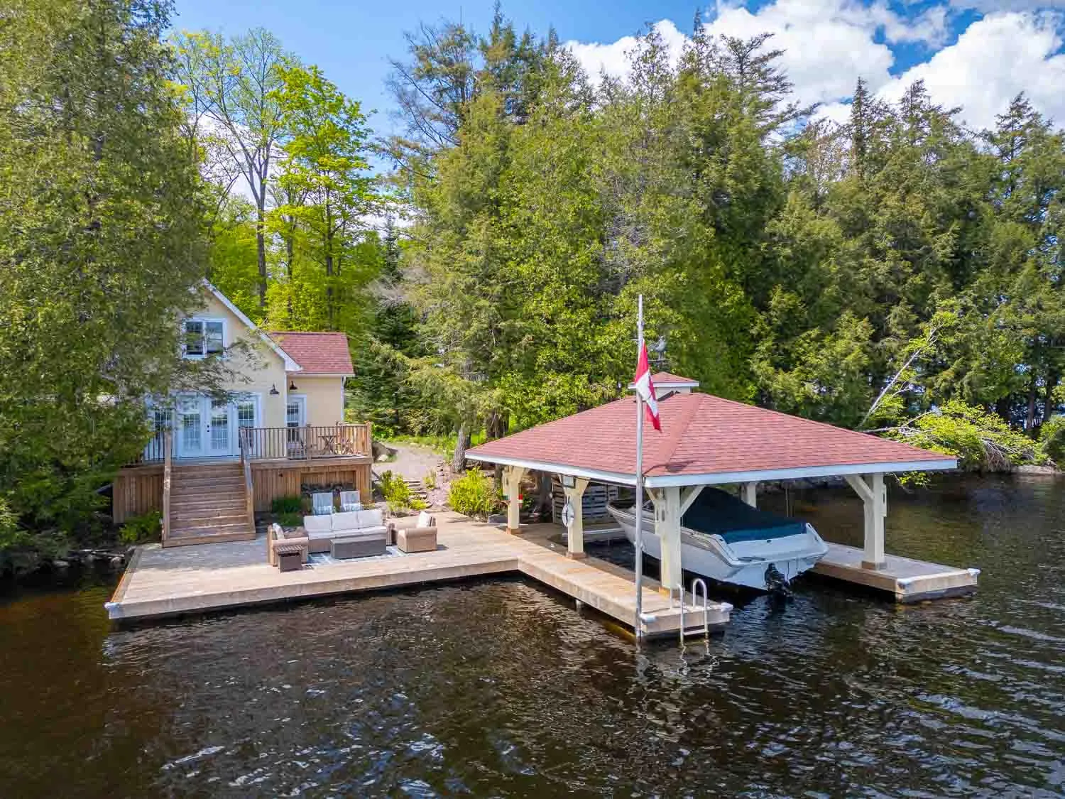 Guest cottage by the waters edge